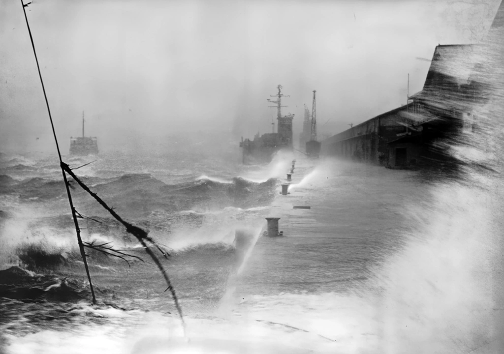 「台風の日」 清水一洲（1955年） | アサヒカメラ年鑑 1956年より