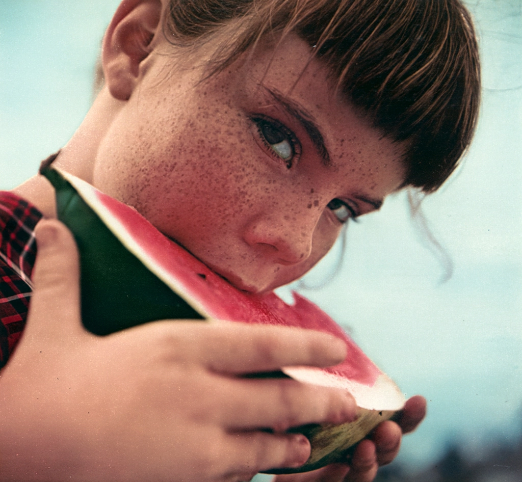 「無題 （スイカにかぶりつく女の子）」 Irving Zweifler | Color Photography Annual 1956より