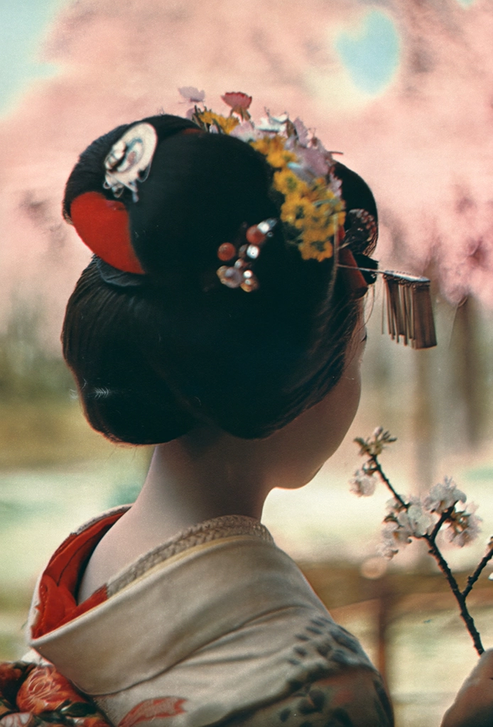 「京都平安神宮の舞妓」 エリオット・エリソフォン | Color Photography Annual 1956より