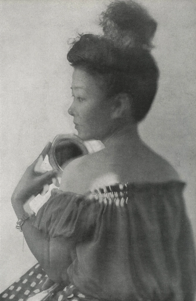 「手鏡を持つ女」 大竹省二 | アルス写真年鑑 1950より