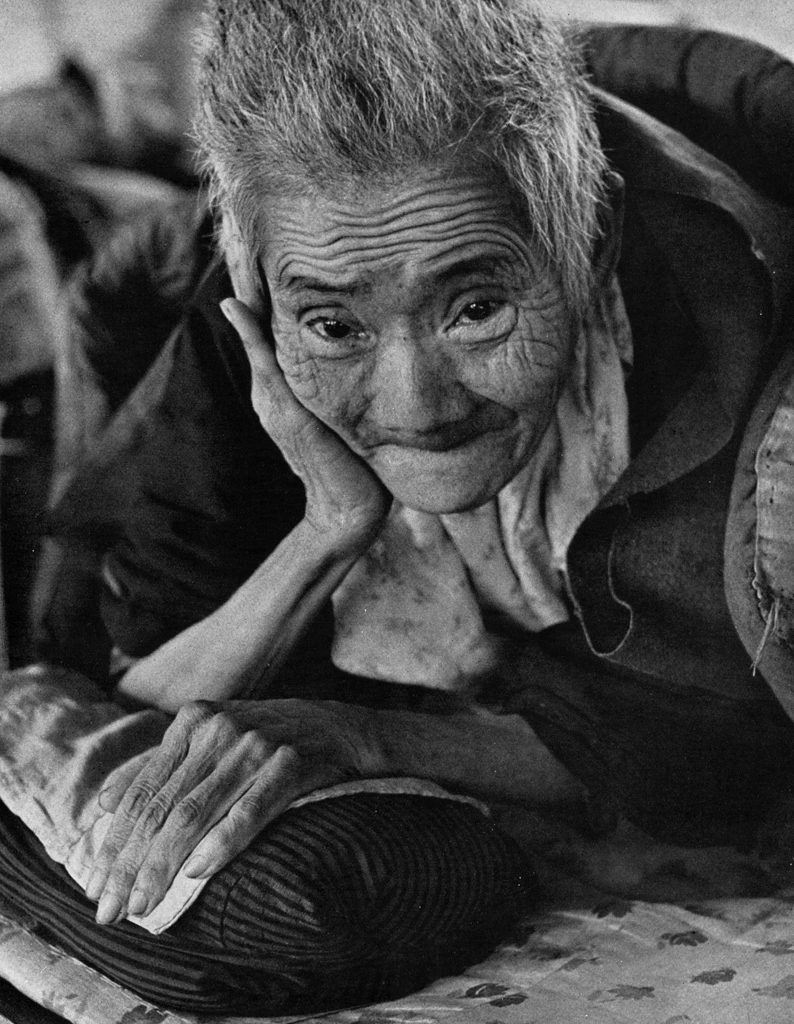 「養老院の老婆 (増田かね 58歳 肺結核・栄養失調」 長野重一 | アルス写真年鑑 1950より