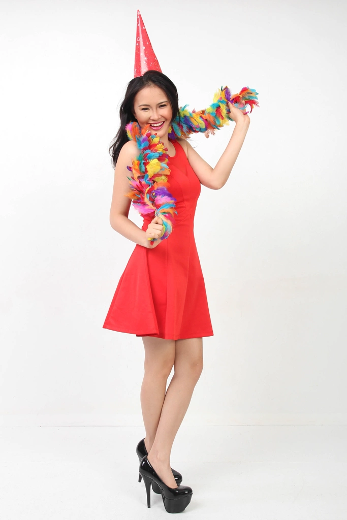 Ser of 5 Full Body Portrait Photos of a Party Animal Woman with a Feather Shawl Around Her Neck | Asian Woman （Original）