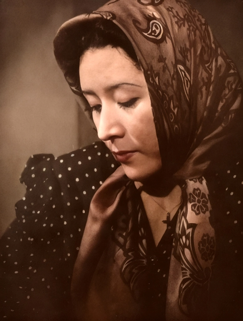 「無題（頭にスカーフを巻いてうつむく志賀暁子さん）」 尾崎三吉 （1938年以前） | AIカラー化
