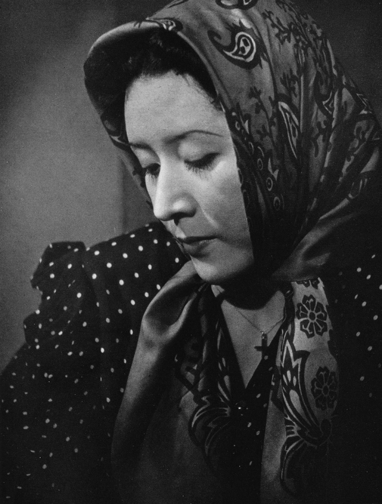 「無題（頭にスカーフを巻いてうつむく志賀暁子さん）」 尾崎三吉 （1938年以前） | ポートレートより