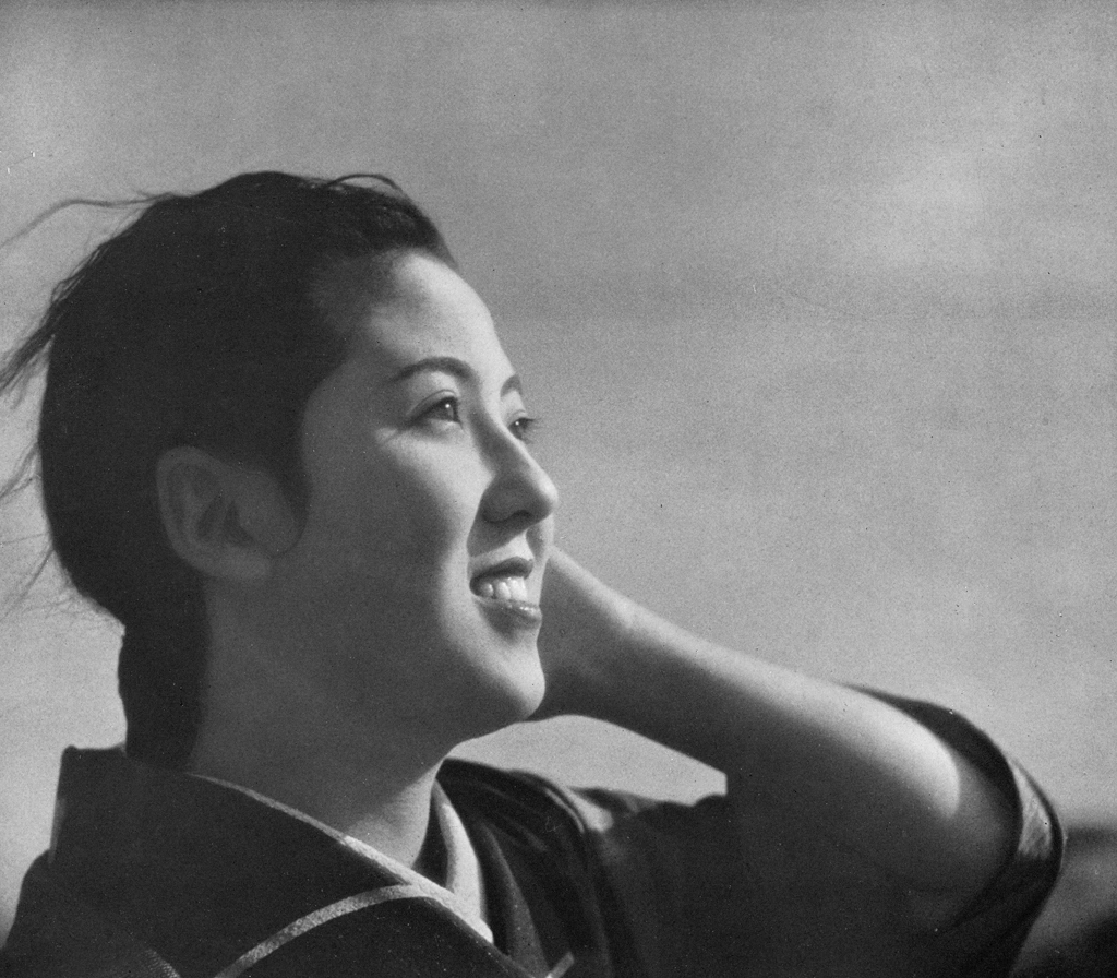 「無題（青空と横を向いた若い日本人女性）」 尾崎三吉 （1938年以前） | ポートレートより