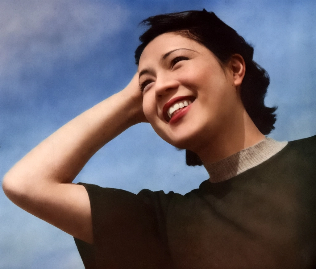 「無題（青空と頭に手を当てた若い日本人女性）」 尾崎三吉 （1938年以前） | AIカラー化
