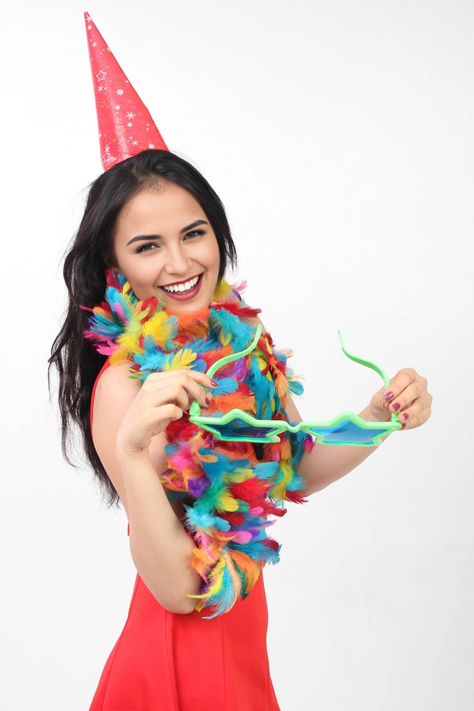 5種類のパーティーハットを被ってパーティーメガネを持つポートレート写真 | 外国人女性 ＃2 （顔 AI加工）