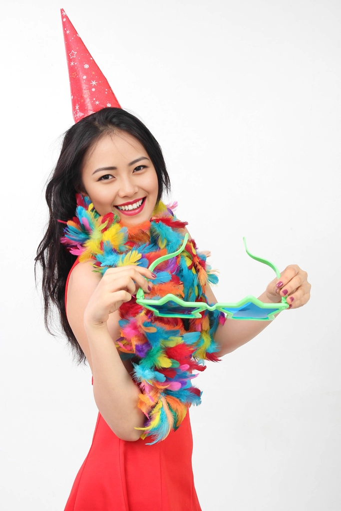 5種類のパーティーハットを被ってパーティーメガネを持つポートレート写真 | アジア人女性 ＃1 （顔 AI加工）