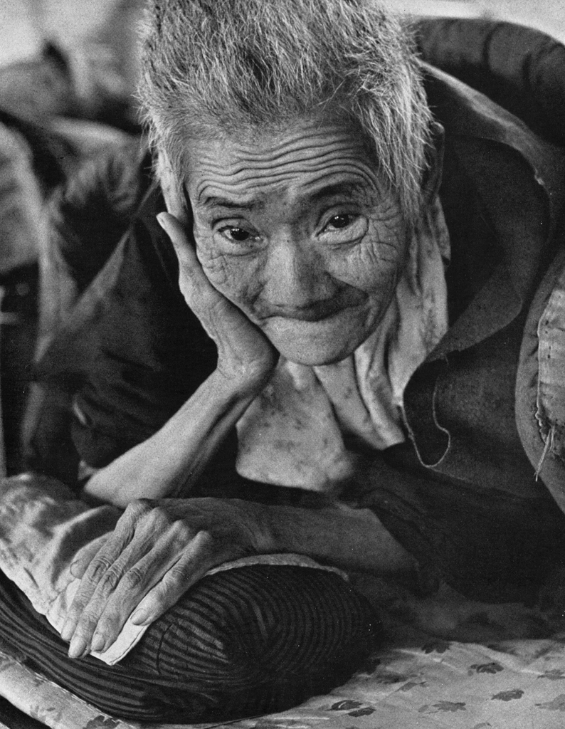 「養老院の老婆 （増田かね 58歳 肺結核・栄養失調）」 長野重一 | アルス写真年鑑 1950より