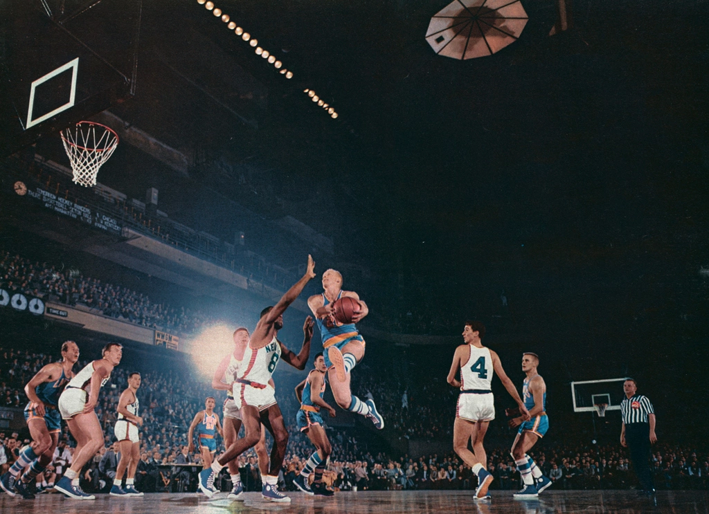 「無題（バスケットボールの試合）」 ハイ・ペスキン | COLOR PHOTOGRAPHY ANNUAL 1956より