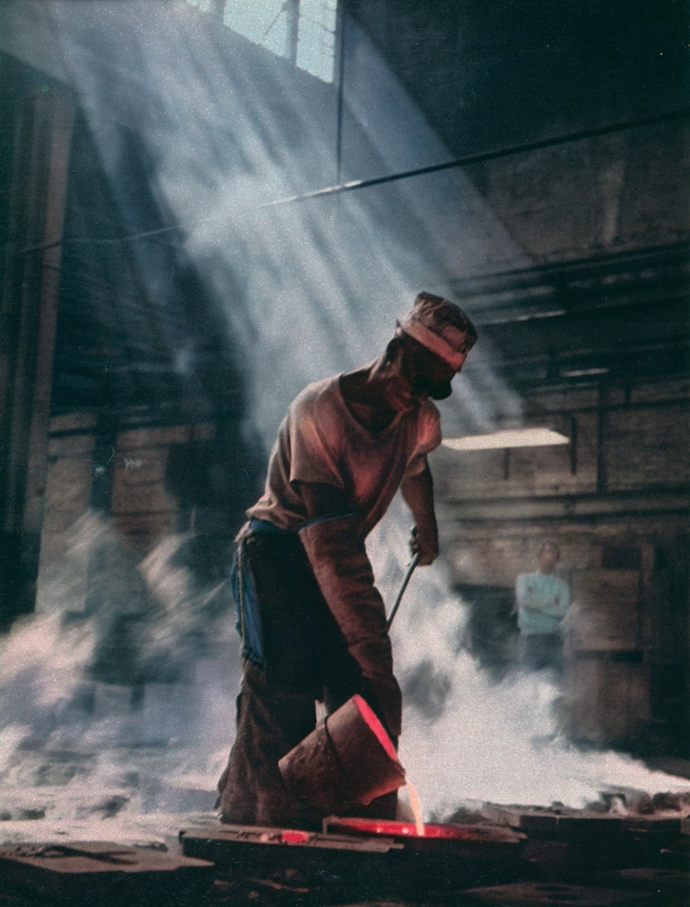「無題（鋳造工）」 ジョージ・アンコーナ | COLOR PHOTOGRAPHY ANNUAL 1956より