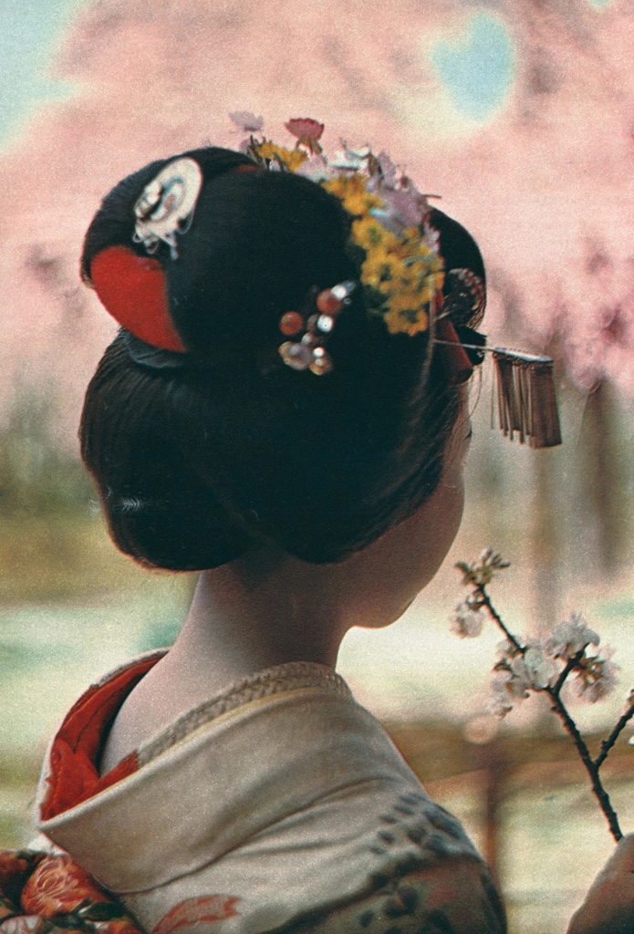 「京都平安神宮の舞妓」 エリオット・エリソフォン | COLOR PHOTOGRAPHY ANNUAL 1956より