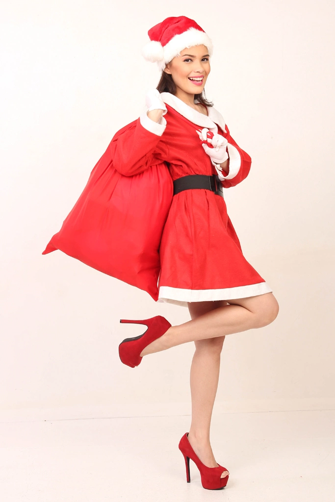 5種類のプレゼント袋を担いで片足を上げるサンタ衣装の女性のポートレート写真 | オリジナル