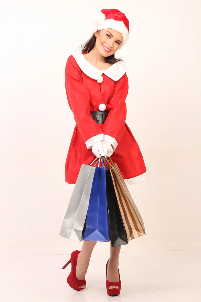 5種類のクリスマスショッピングを楽しんだサンタ衣装の女性のポートレート写真 | オリジナル