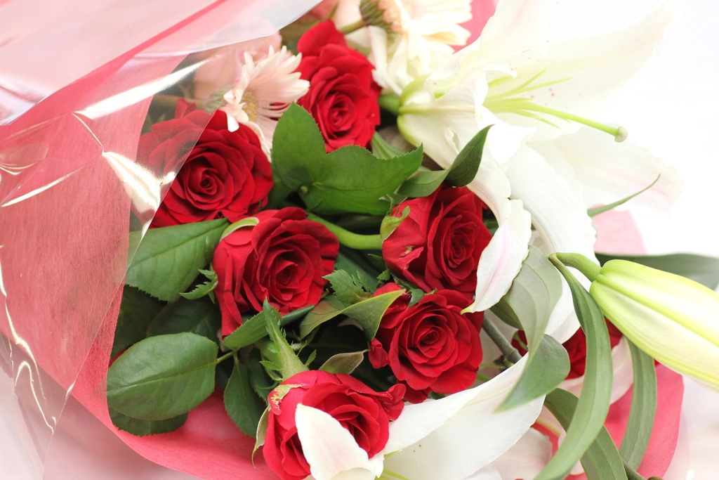 2種類の薔薇と百合の花束の写真 | 1