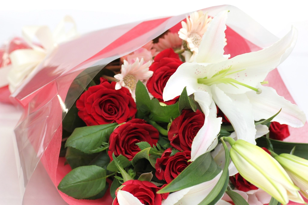 2種類の薔薇と百合の花束の写真 | 2