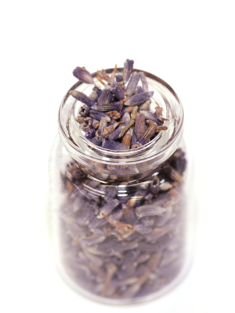 2種類の瓶に入ったラベンダーのポプリの写真 | 2