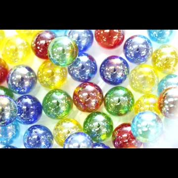 5種類のたくさんのビー玉の写真