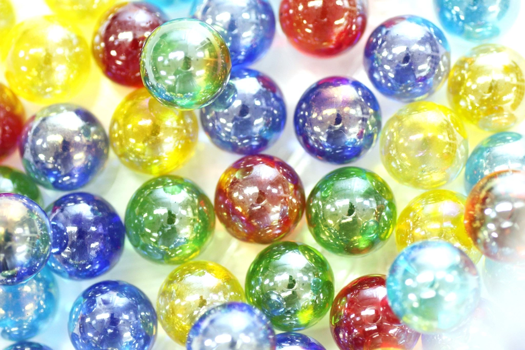 5種類のたくさんのビー玉の写真 | 1