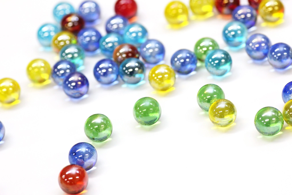 5種類のたくさんのビー玉の写真 | 2