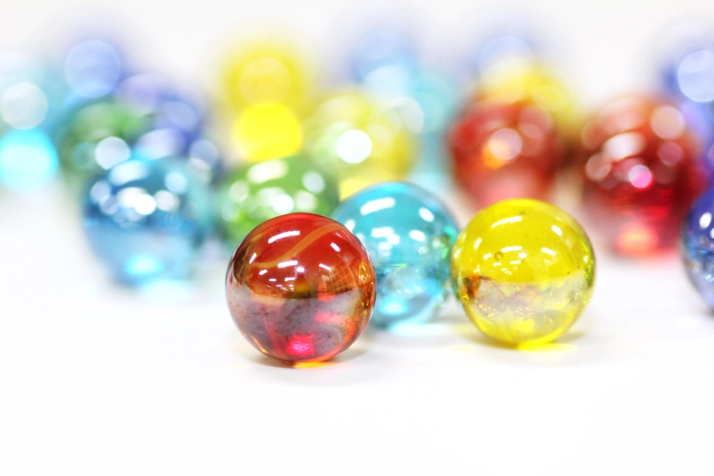 5種類のたくさんのビー玉の写真 | 3