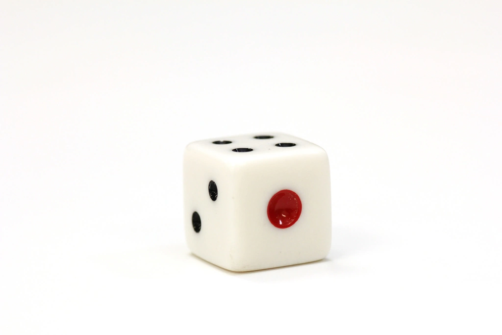 4種類のサイコロの写真 | 2