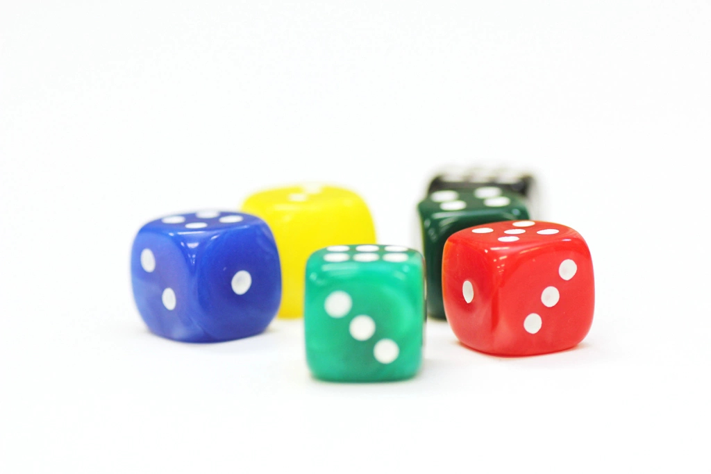 4種類のサイコロの写真 | 3