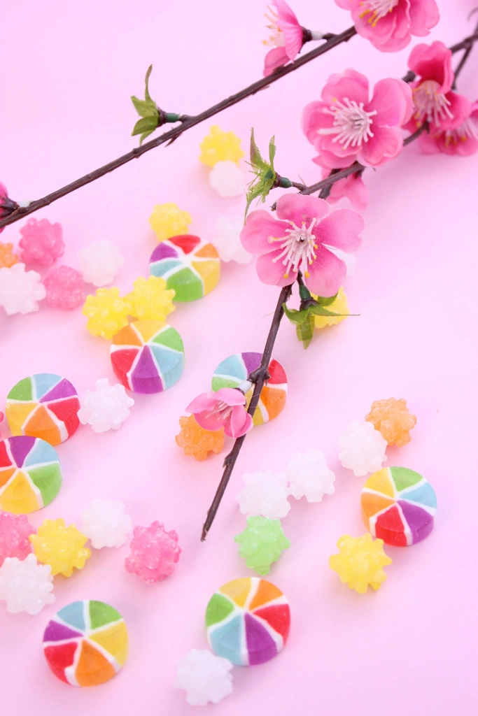 3種類の金平糖と風車飴の写真 | 造花の梅の花