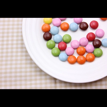 3種類のお皿の上のマーブルチョコレートの写真