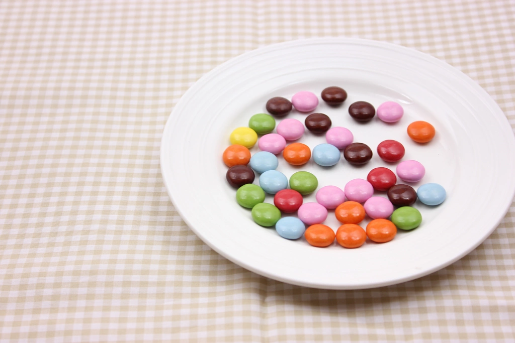 3種類のお皿の上のマーブルチョコレートの写真 | 2