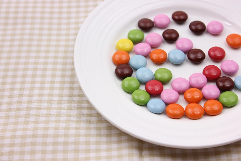 3種類のお皿の上のマーブルチョコレートの写真 | 3