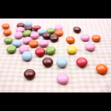 2種類のランチョンマット上のマーブルチョコレートの写真