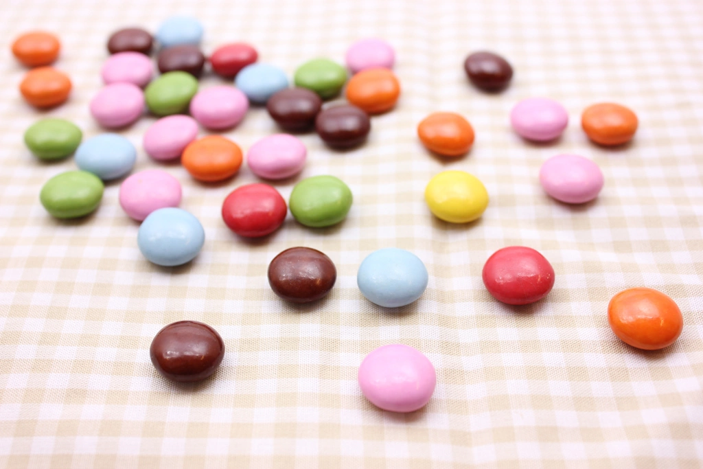 2種類のランチョンマット上のマーブルチョコレートの写真 | 1