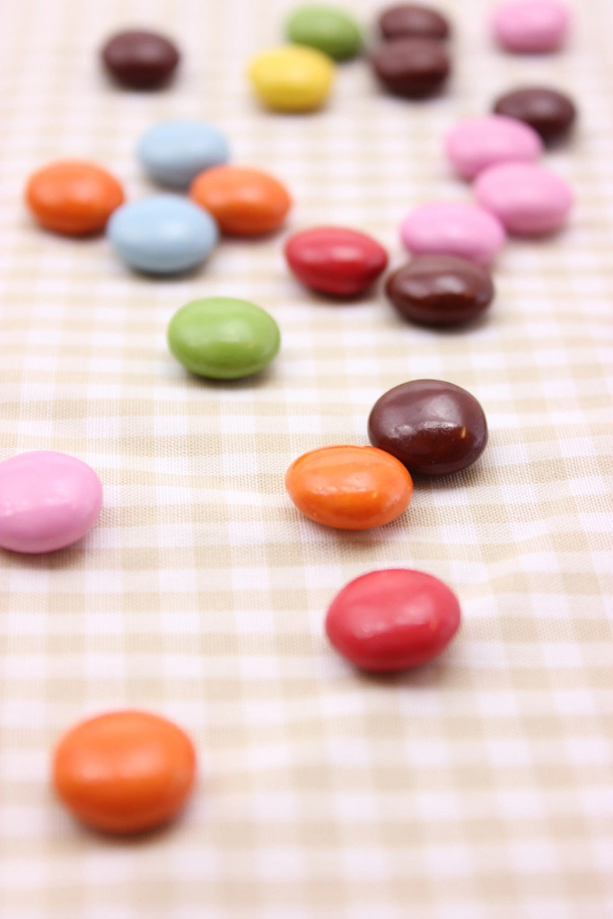 2種類のランチョンマット上のマーブルチョコレートの写真 | 2