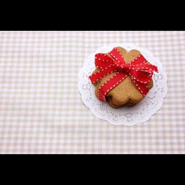 3種類のリボンで束ねたクッキーの写真