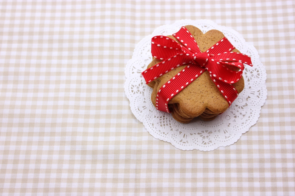 3種類のリボンで束ねたクッキーの写真 | 1