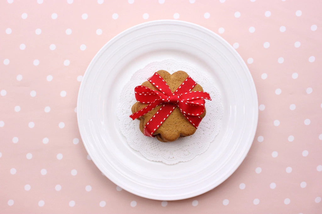 3種類のリボンで束ねたクッキーの写真 | 2