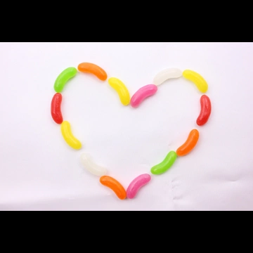 2種類のハート型に並べたゼリービーンズの写真