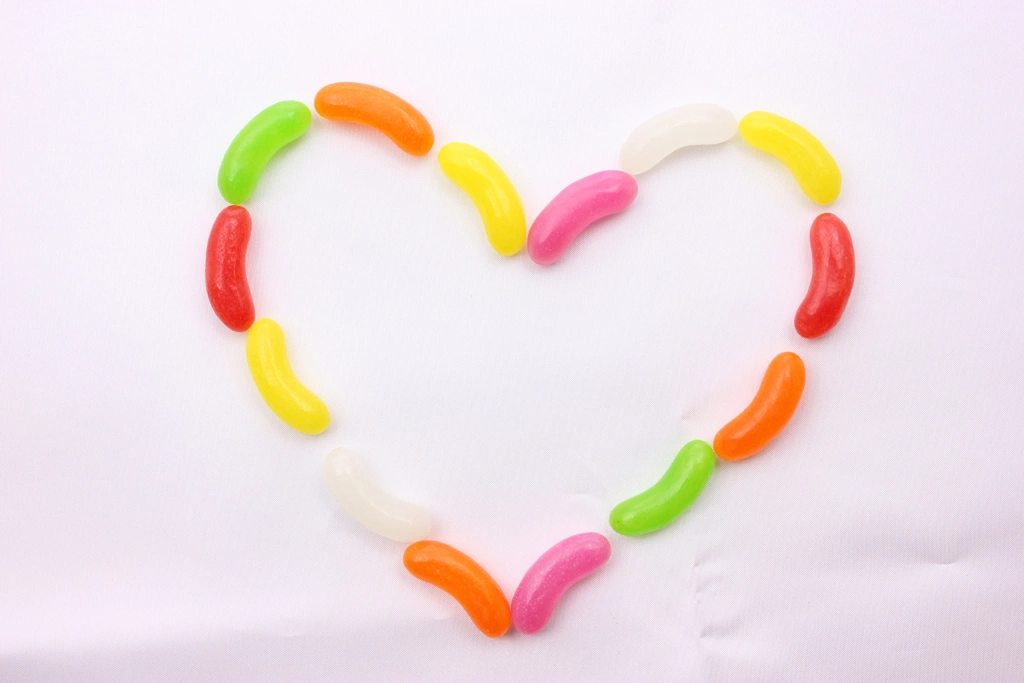 2種類のハート型に並べたゼリービーンズの写真 | 1