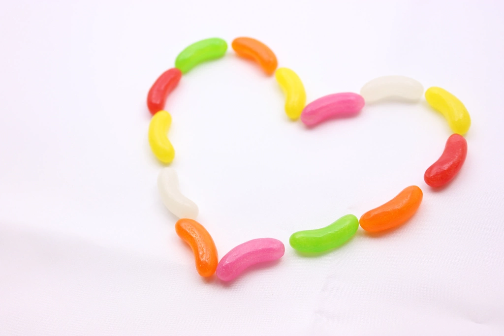 2種類のハート型に並べたゼリービーンズの写真 | 2