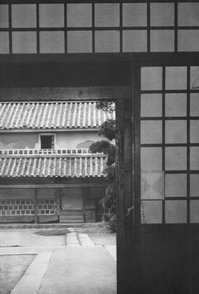 「旧家の米倉 （倉敷）」 緑川洋一&nbsp;-&nbsp;アサヒカメラ 1955年4月号より