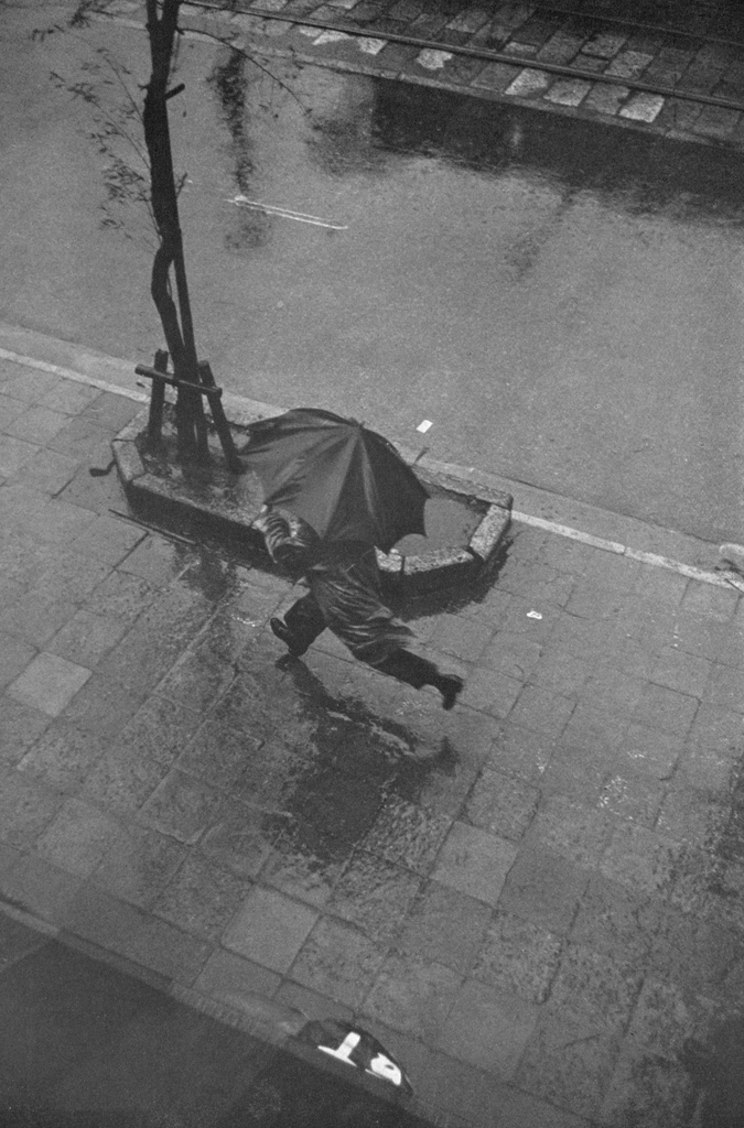 「吹き降り （銀座にて）」 土門拳&nbsp;-&nbsp;アサヒカメラ 1955年4月号より