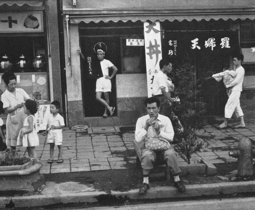 「街 （東京深川附近にて）」 坂田信一&nbsp;-&nbsp;アサヒカメラ 1955年4月号より