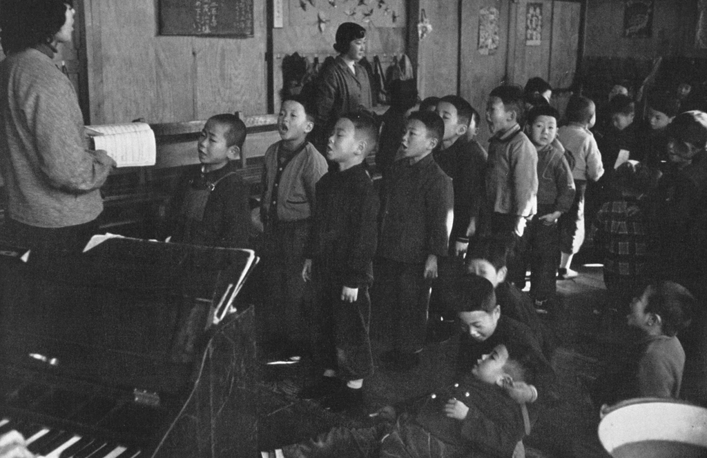 「幼稚園」 鈴木義夫&nbsp;-&nbsp;アサヒカメラ 1955年4月号より