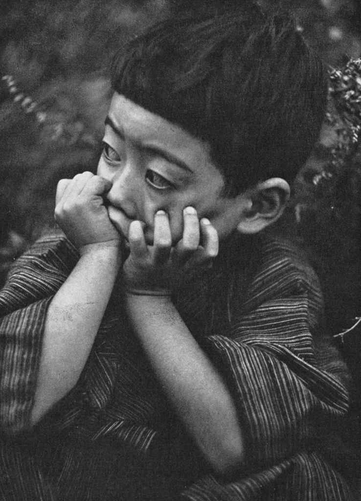 「たいくつした子供」 西真一郎&nbsp;-&nbsp;アサヒカメラ 1955年4月号より