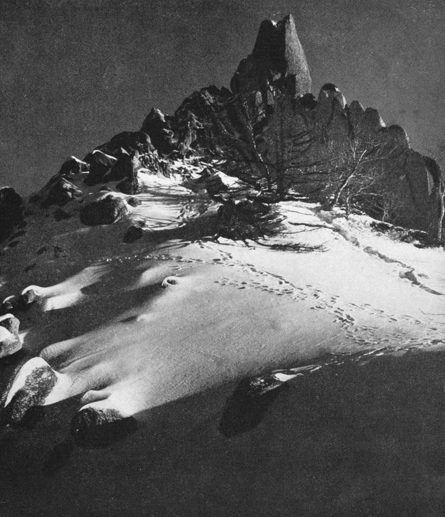 「新雪の地蔵岳」 籏野福次&nbsp;-&nbsp;アサヒカメラ 1955年4月号より