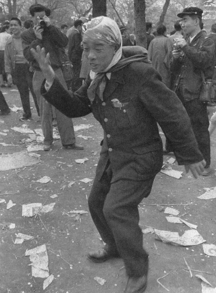 「花に浮かれる（どじょうすくいを踊る花見客）」 田沼武能&nbsp;-&nbsp;アサヒカメラ 1955年4月号より