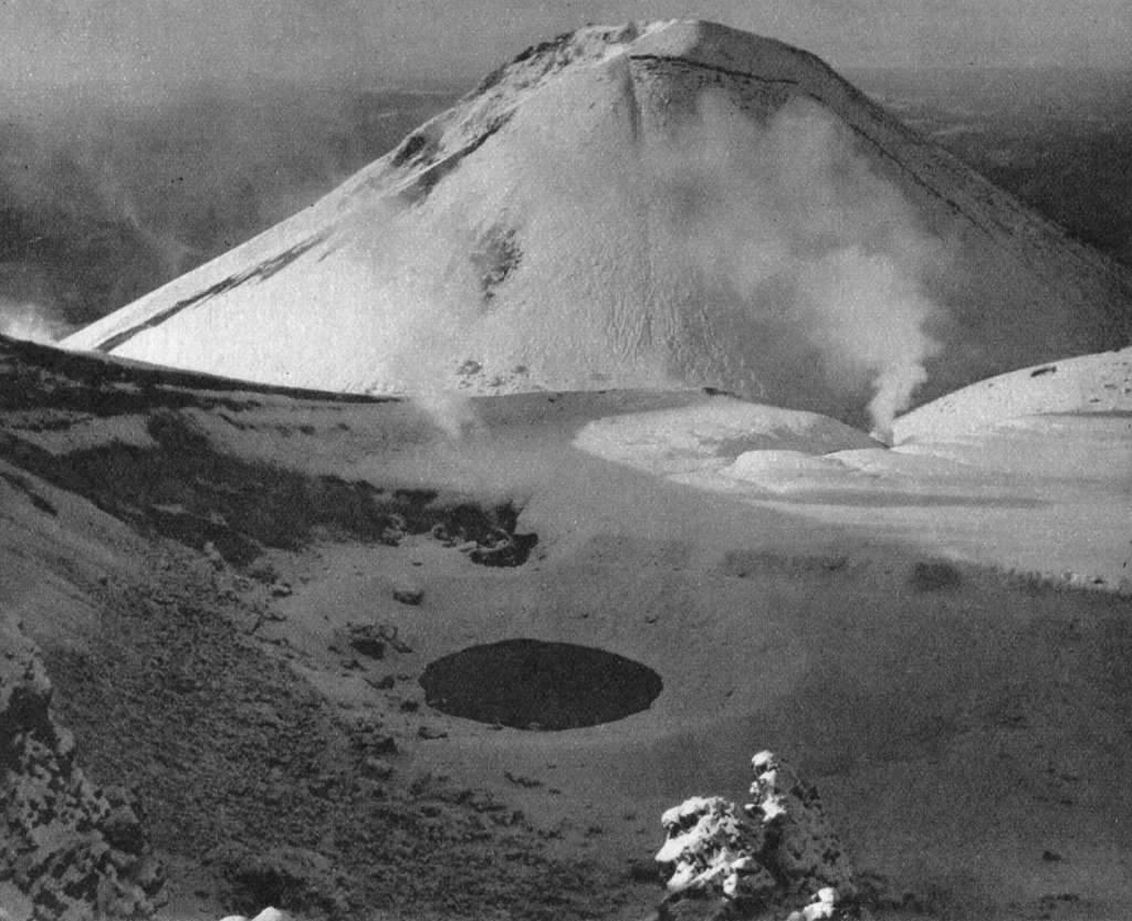 「朝陽の阿寒富士」 高原知行&nbsp;-&nbsp;アサヒカメラ 1955年4月号より