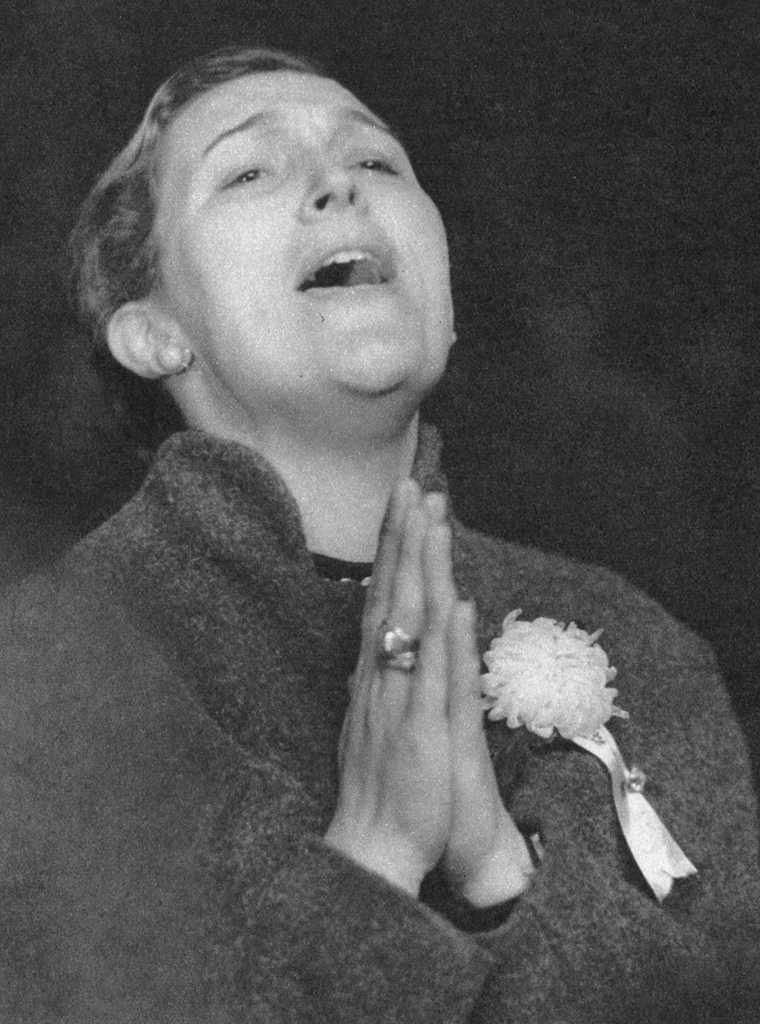 「勝利を祈るペレス夫人 （ボクシングの応援）」 谷司&nbsp;-&nbsp;アサヒカメラ 1955年4月号より