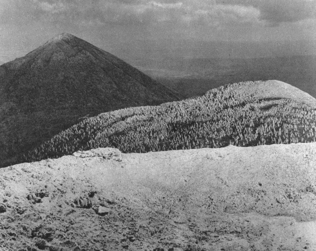 「新雪の八甲田連峰」 岩本堅&nbsp;-&nbsp;アサヒカメラ 1955年4月号より